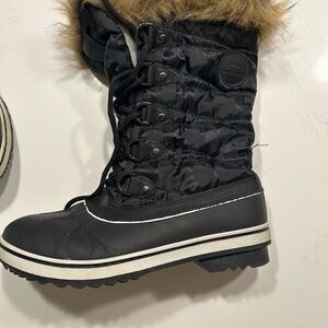 Women’s Black Winter Lace-Up Snow Boot with Faux Fur Collar